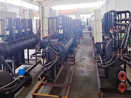 清水源熱泵機(jī)組車間