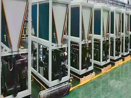 空氣能熱泵機(jī)組車(chē)間